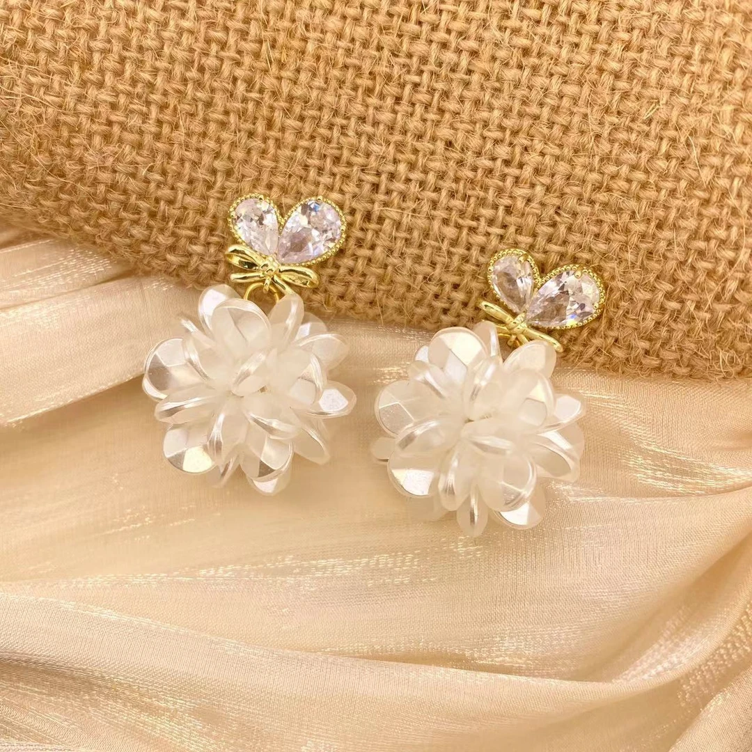铜合金陶瓷耳饰 仿珍珠花朵耳钉气质耳环设计感小众锆石爱心耳饰