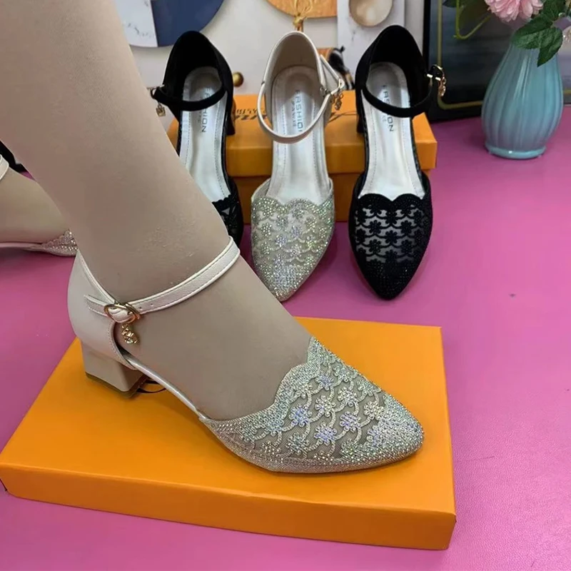 新款春夏镂空烫钻网纱一字带粗跟时尚舒适百搭透气软底妈妈凉鞋女