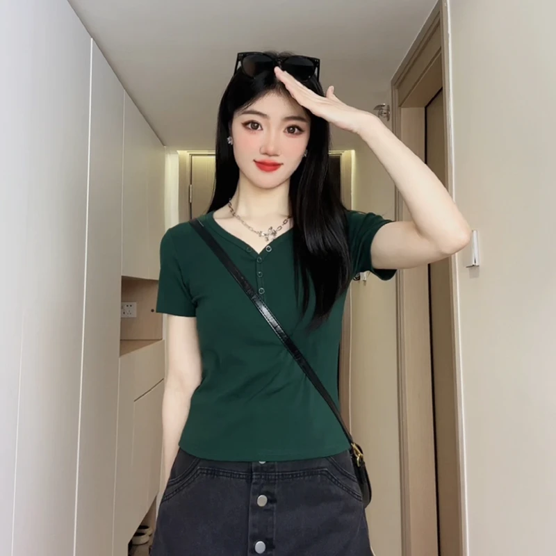 2025新款时尚V领纽扣ins小众短袖T恤短款洋气百搭修身显瘦上衣