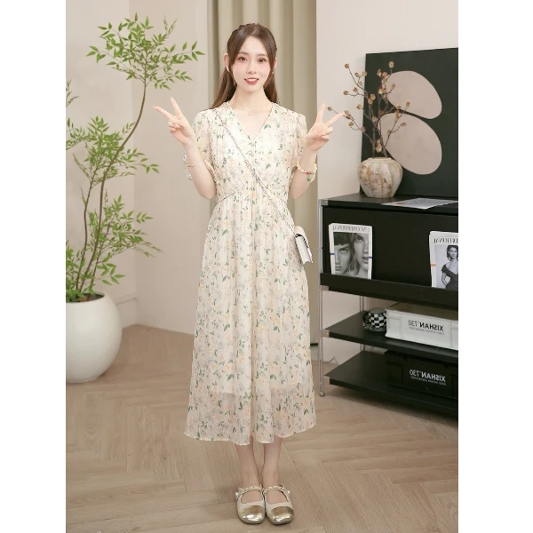 夏季新款小清新碎花连衣裙设计感V领时尚气质法式裙子