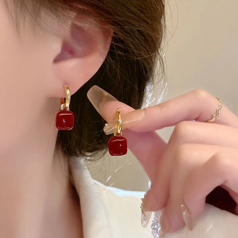 「梦露红」红色方块吊坠耳环女复古港风高级感耳扣过年本命年耳饰