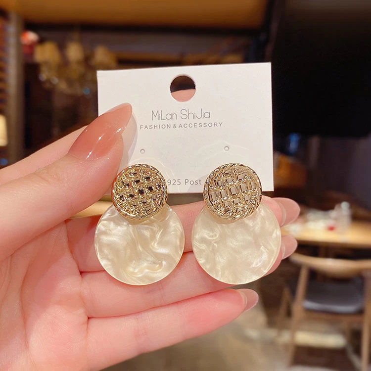 2023新款港风复古法式小众圆形树脂耳环女高级感简约气质耳钉耳饰