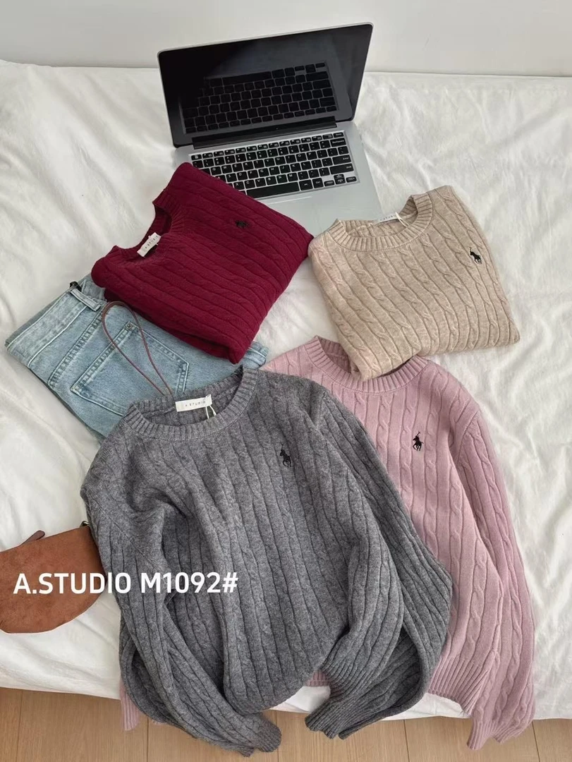 可可推荐~日初家秋冬小马标圆领针织衫M1092