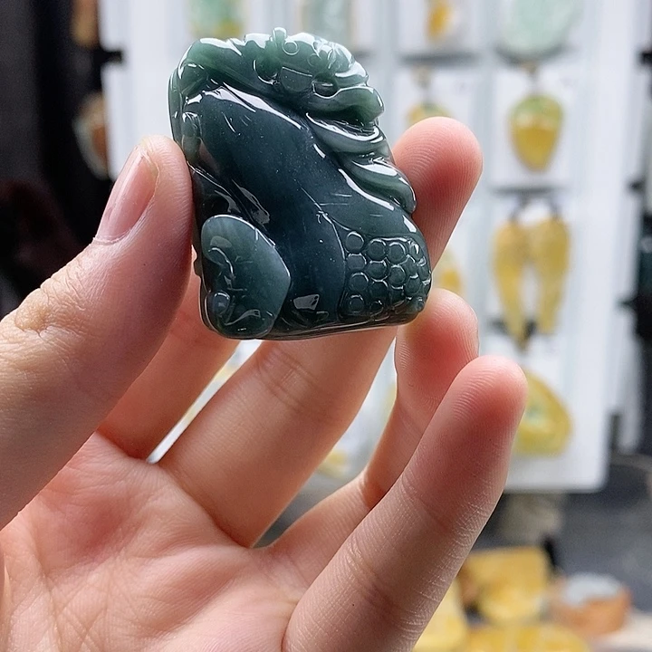 翡翠挂件未镶嵌翡翠