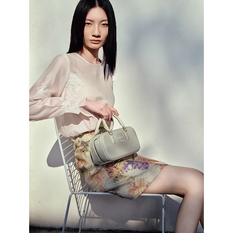 38352【依系列】米色温柔绣花衬衫1J112179D