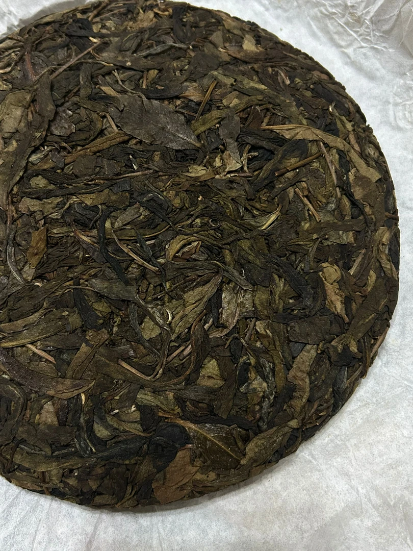 四月 2018年弯弓白茶园古树头春357克生茶饼茶