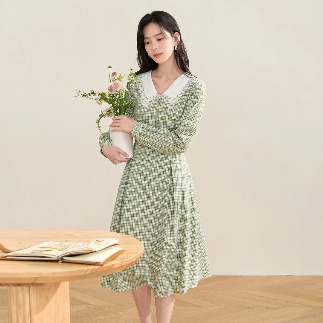 茵曼时尚格纹绣花翻领收腰连衣裙18316103