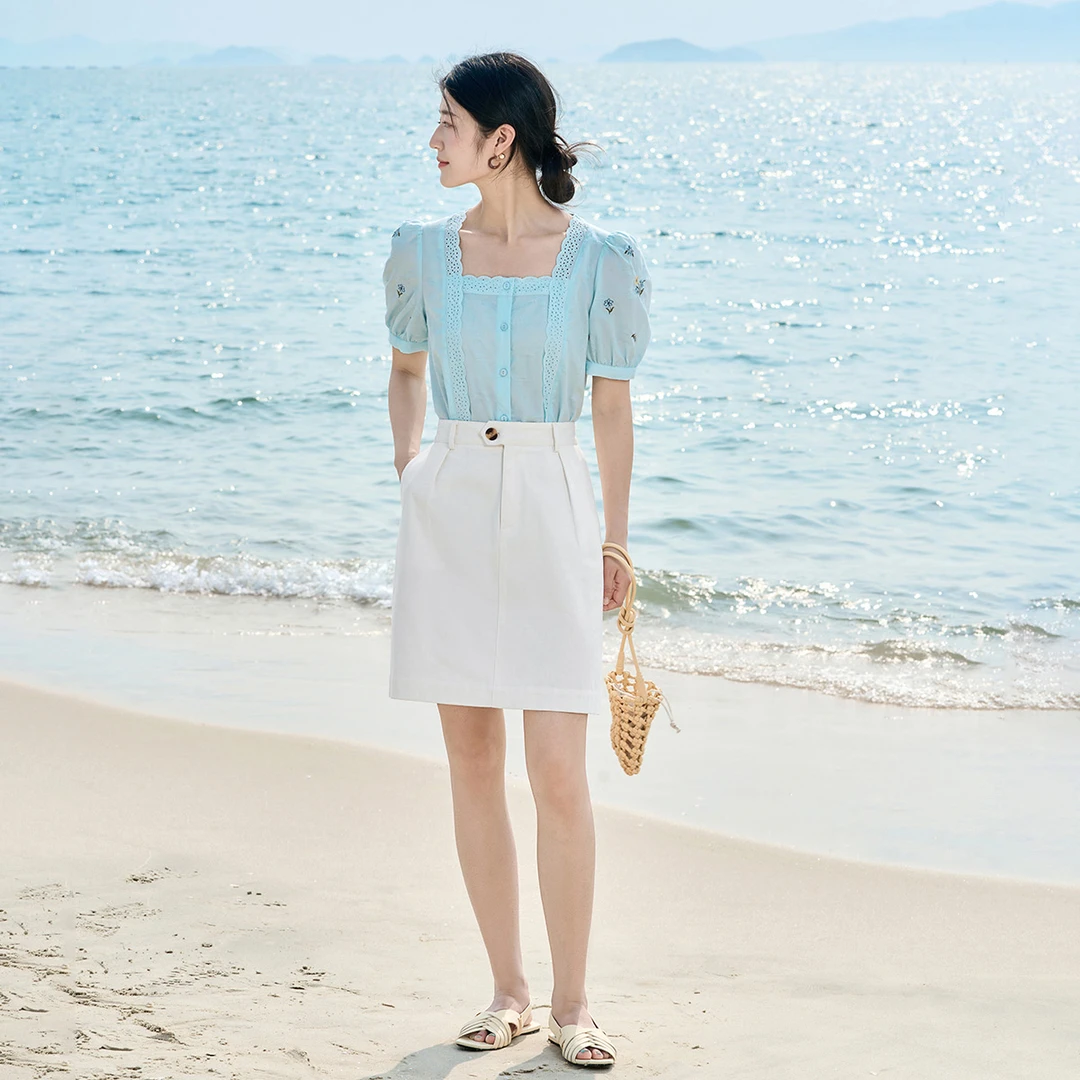 【豆豆专属】茵曼凉感衬衫雕孔方领绣花泡泡袖短袖上衣18322905