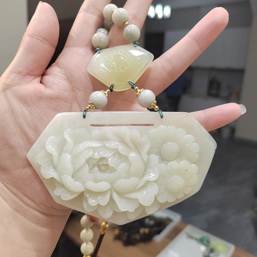 岫玉白月光花开富贵挂件