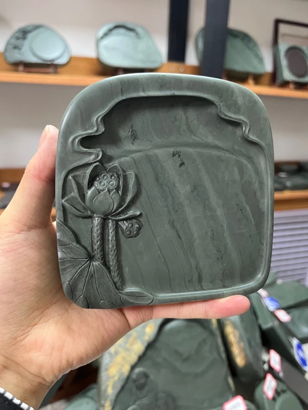 甘肃洮砚喇嘛崖老坑随型鸭头绿荷花砚尺寸11.5×11.5×2.2