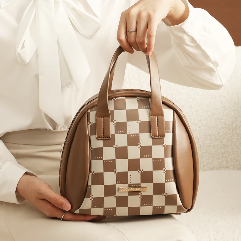 化妆包2024新款外出随身携带便携大容量收纳袋女超大洗漱品高级感