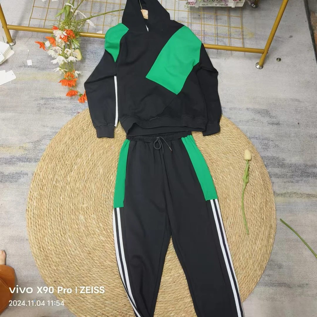 唯琳剪标   8仓B4-15-2539款   黑色拼绿休闲套装