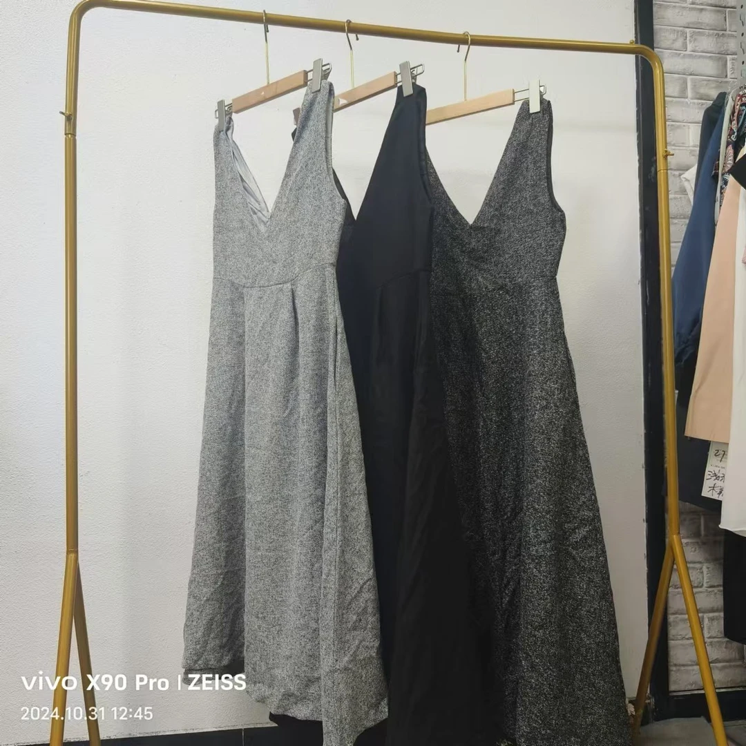 品牌剪标  9仓-2489款  日本单大V领背带连衣裙