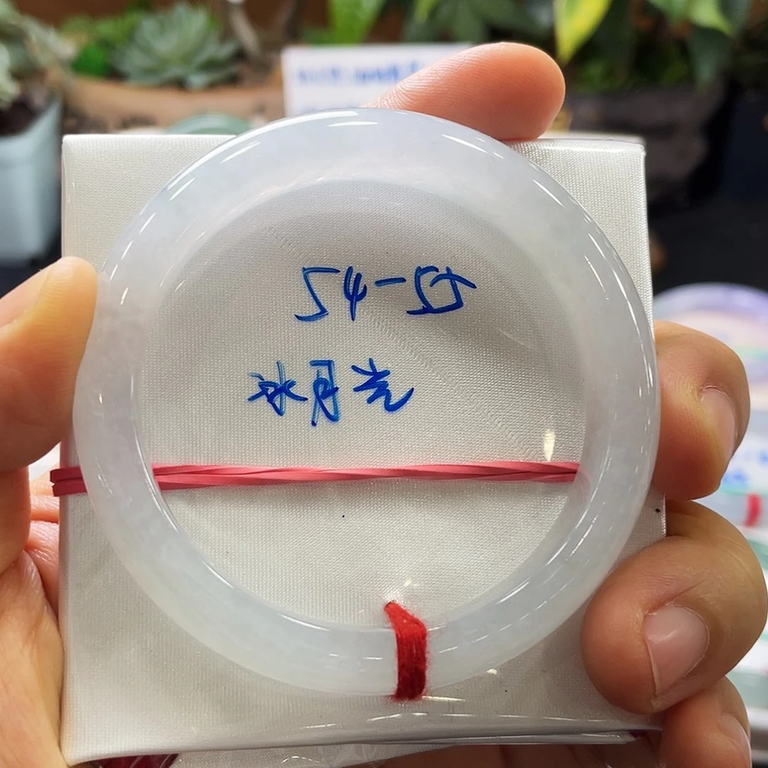 翡翠手镯未镶嵌翡翠