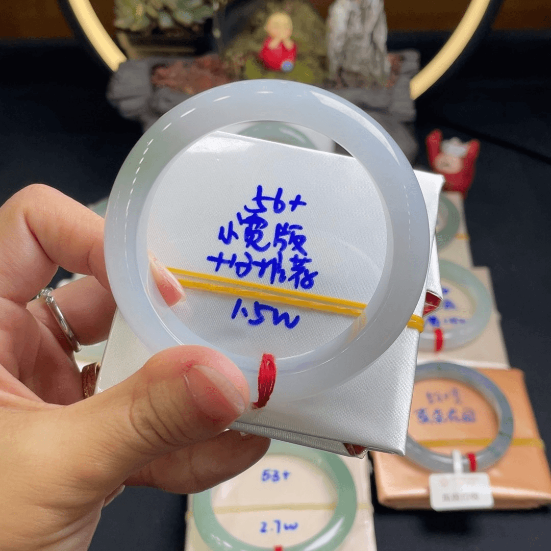 翡翠手镯未镶嵌翡翠手镯