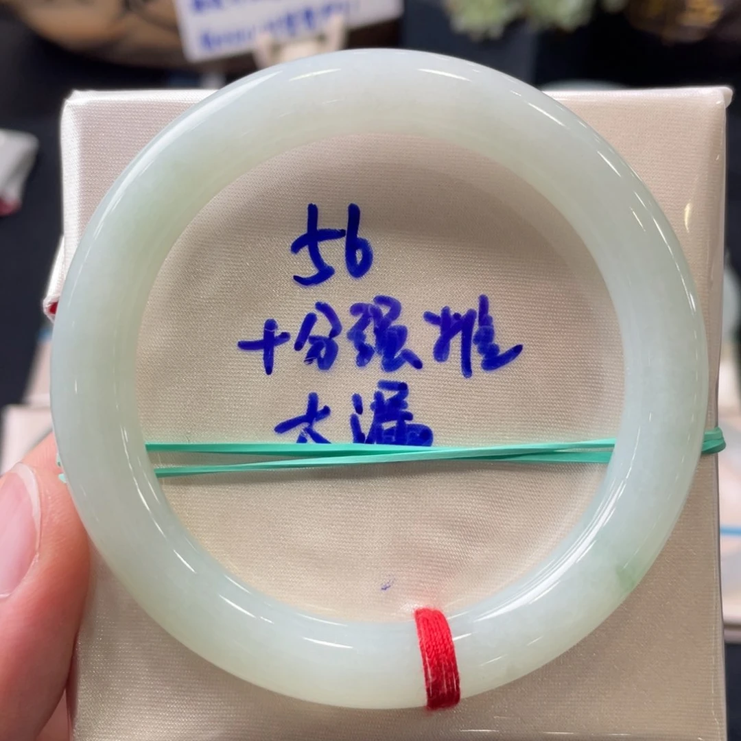 翡翠手镯未镶嵌翡翠手镯