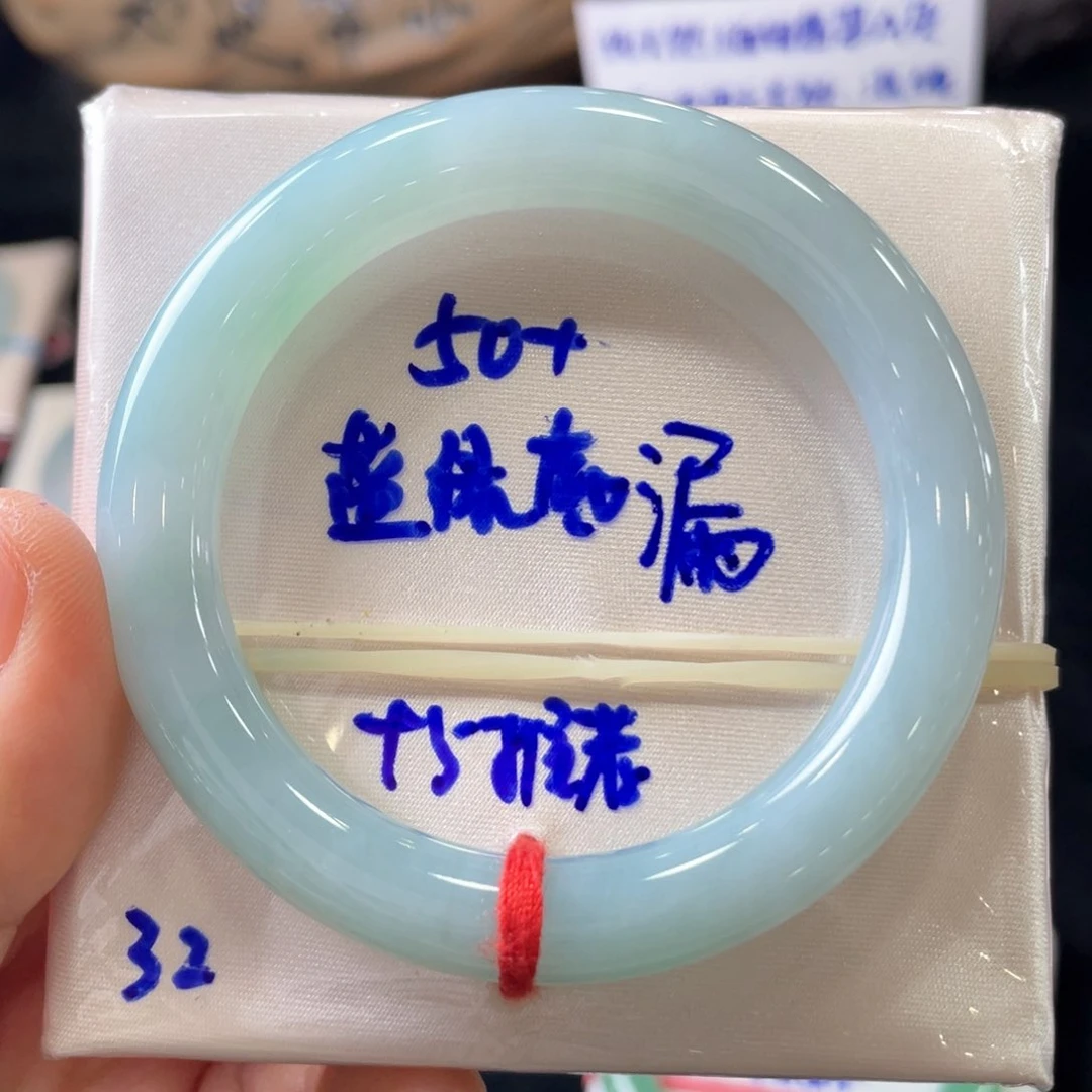 翡翠手镯未镶嵌翡翠