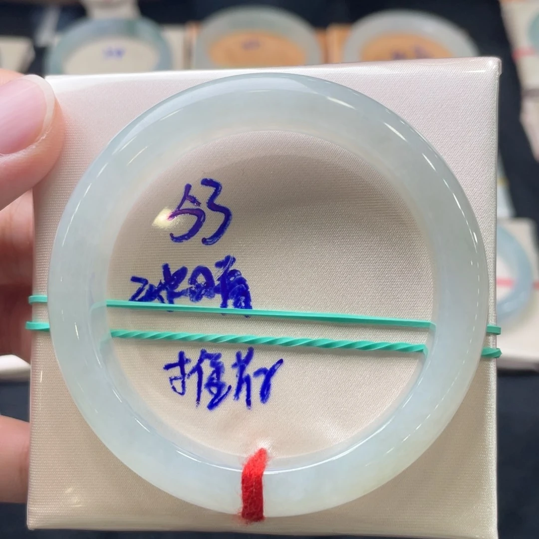 翡翠手镯未镶嵌翡翠手镯