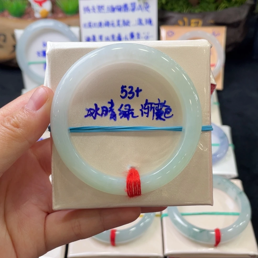 翡翠手镯未镶嵌翡翠手镯