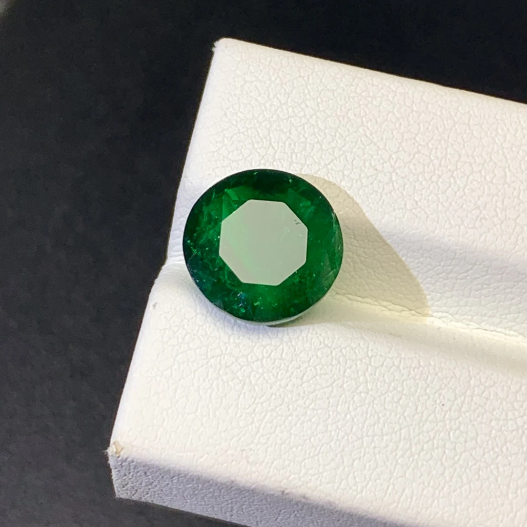 吉尔德沃顿绿祖母绿3.74克拉10.92×10.85×5.12毫米
