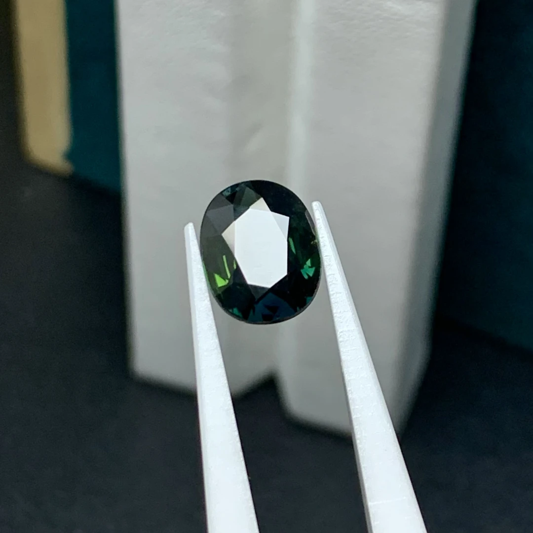 天然蓝绿色蓝宝石2.33克拉7.8*9.9毫米切面浓郁色系支持镶嵌