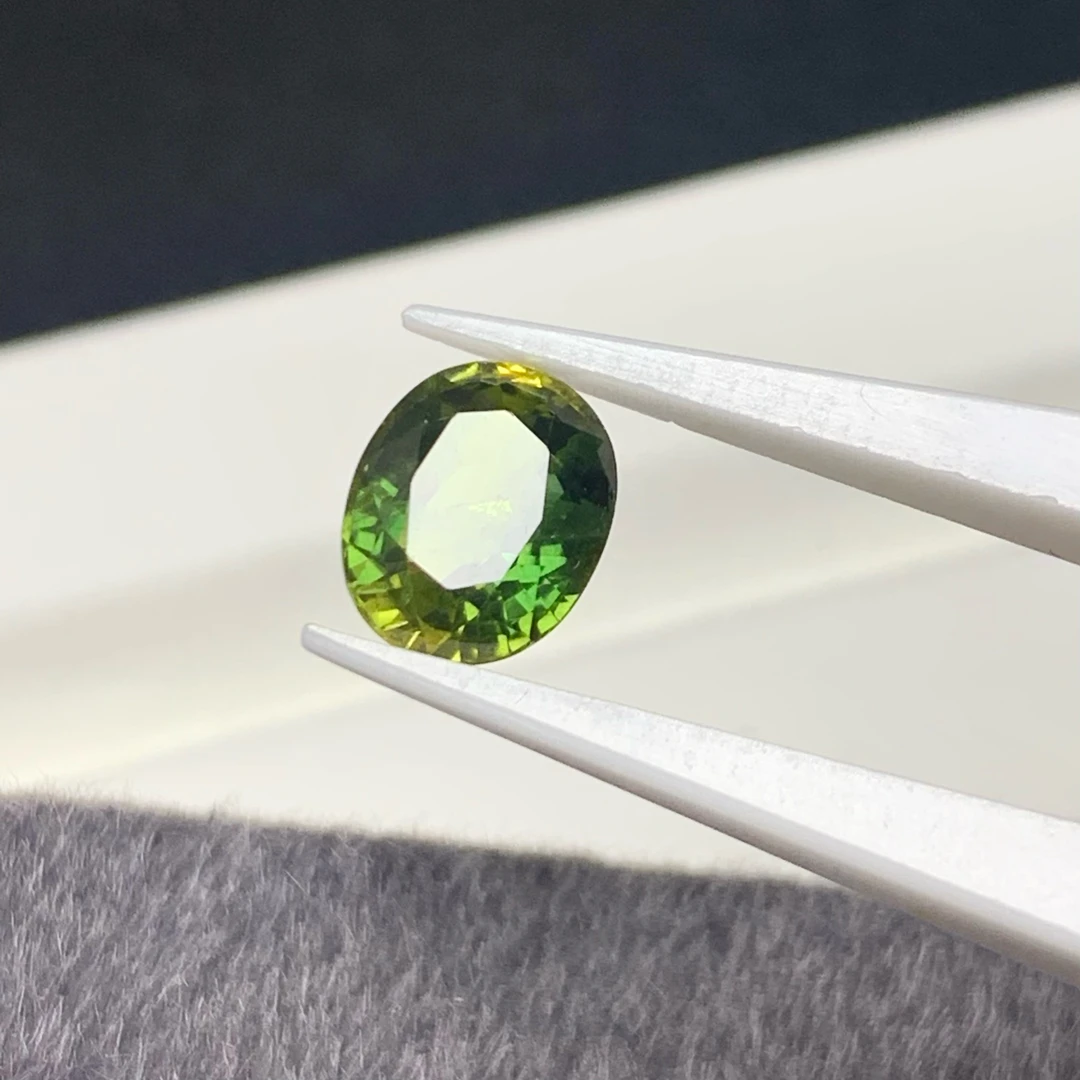 天然黄绿色蓝宝石6.9×8.9毫米2.38克拉颜色鲜艳火彩好支持镶嵌