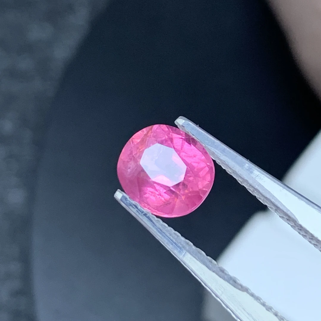 天然马亨盖尖晶石2.21克拉6.8×7.7毫米枕方形颜色干净鲜艳火彩好