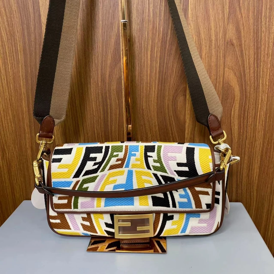 99新 FENDI/芬迪 拼色刺绣帆布BAGUETTE中号法棍手袋