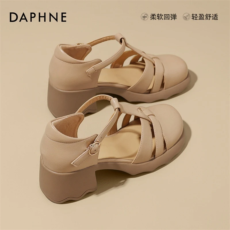 达芙妮久穿不累脚真皮凉鞋女2025夏季一字带罗马粗跟包头外穿女鞋