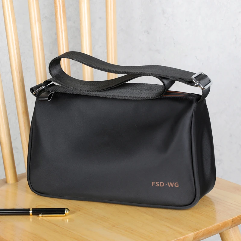 时尚简约男士单肩斜挎包休闲潮流牛津布斜跨包女日系百搭轻便防水