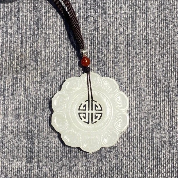 大师推荐和田玉白色福寿牌吊坠精品手工雕刻男女同款送礼自留佳品