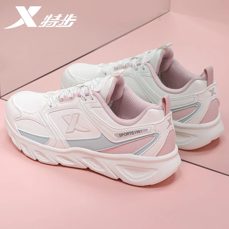 特步女鞋运动鞋子秋季新款皮面跑步鞋潮流休闲鞋百搭舒适小白鞋女