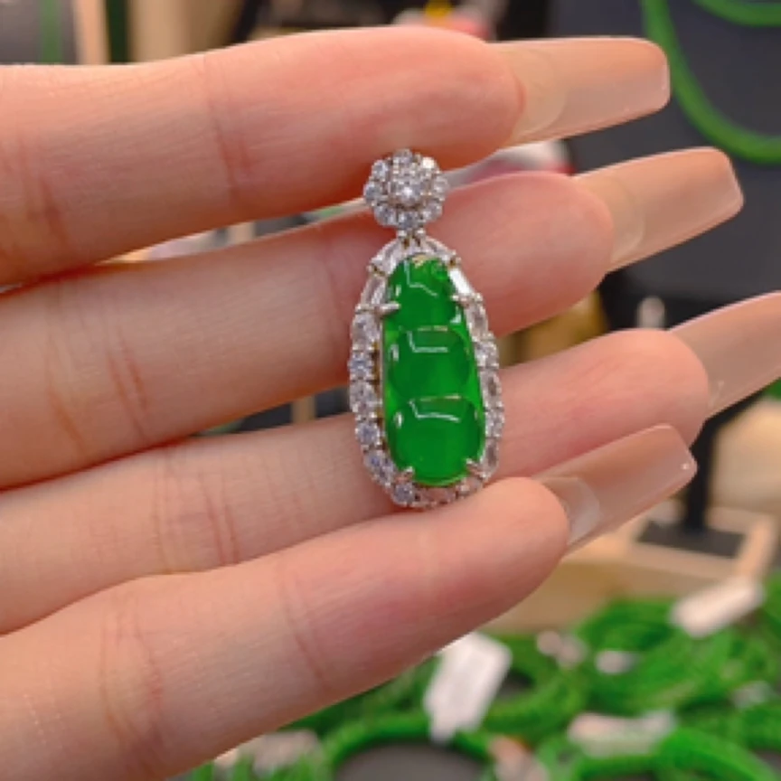 纯天然A货翡翠正阳绿S925银镶福豆吊坠