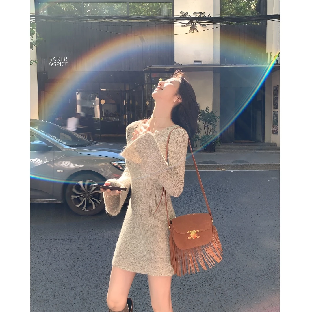 2024年秋冬季新款高级感气质辣妹V领修身百搭显瘦包臀针织连衣裙