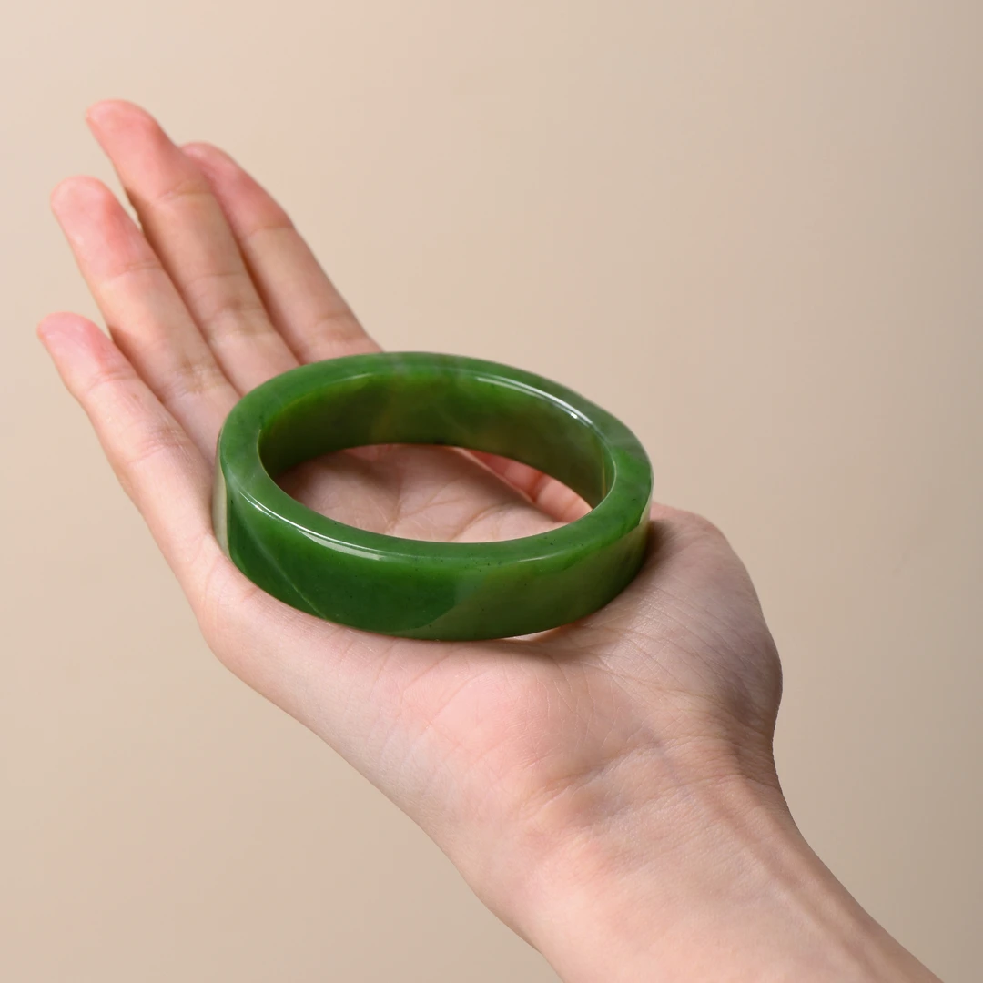 qiyuliangyuan/祺玉良源帝王绿碧玉小宽边方形菠菜绿手镯（有黑点）