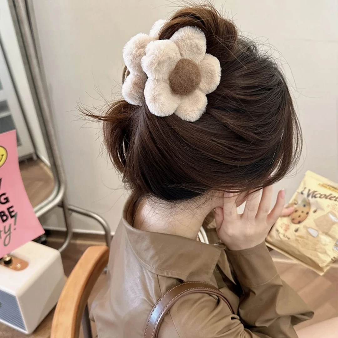 网红花朵毛绒抓夹女2024新款高级感秋冬款发夹后脑勺盘发鲨鱼抓夹