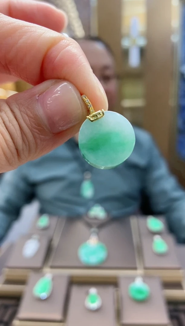 【闪购商品】翡翠吊坠(赠链)18K金镶嵌无事牌吊坠