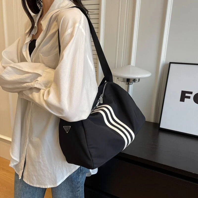 【崔崔新款三条杠单肩斜跨包大小号】