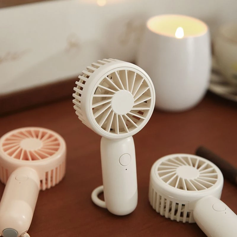 简约奶油白静音小风扇 敲大风力迷你充电挂扣便捷办公桌面电风扇