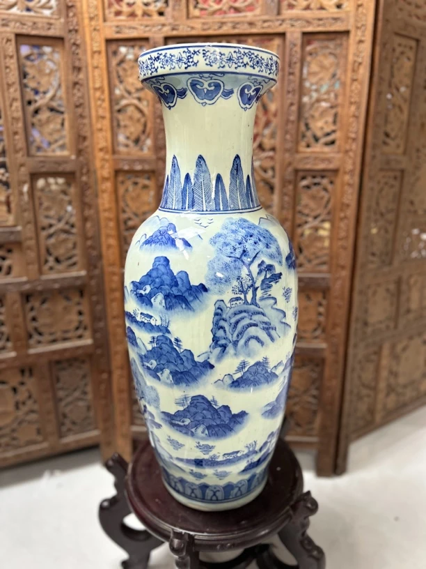 青花山水图赏瓶