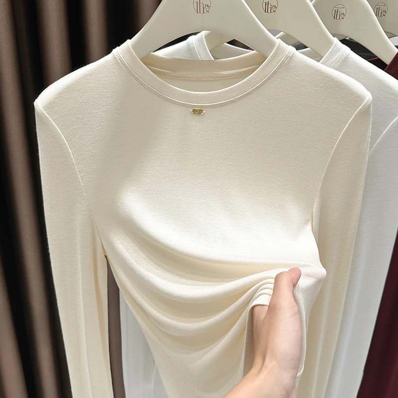 春秋季杏色气质圆领修身长袖百搭INS小吊坠装饰高级感显瘦单穿T恤