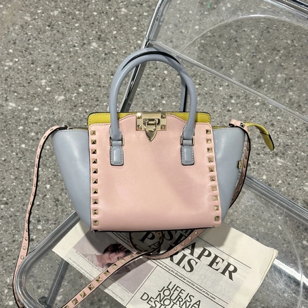 95新 Valentino/华伦天奴 铆钉斜挎包马卡龙色系/芝心