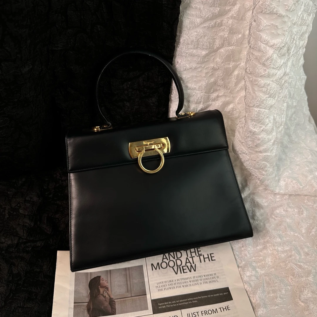 95新 FERRAGAMO/菲拉格慕 单肩包/P0611024尺寸27.18.9/芝心