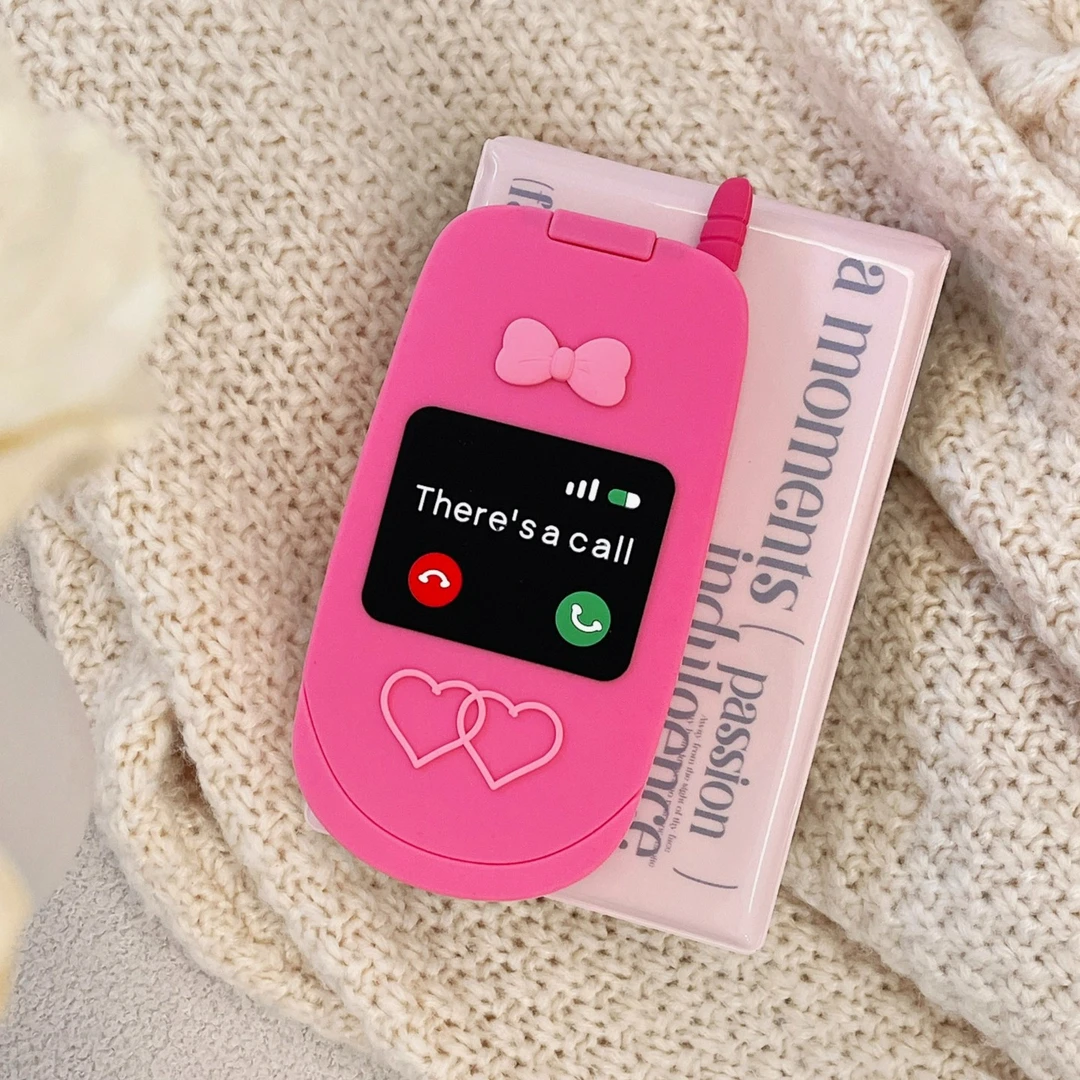 (适用苹果华为)卡通翻盖电话芭比iPhone17创意女款立体硅胶手机壳