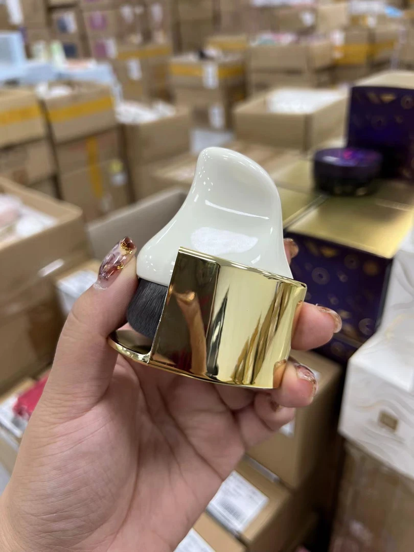 白金熨斗粉底刷.