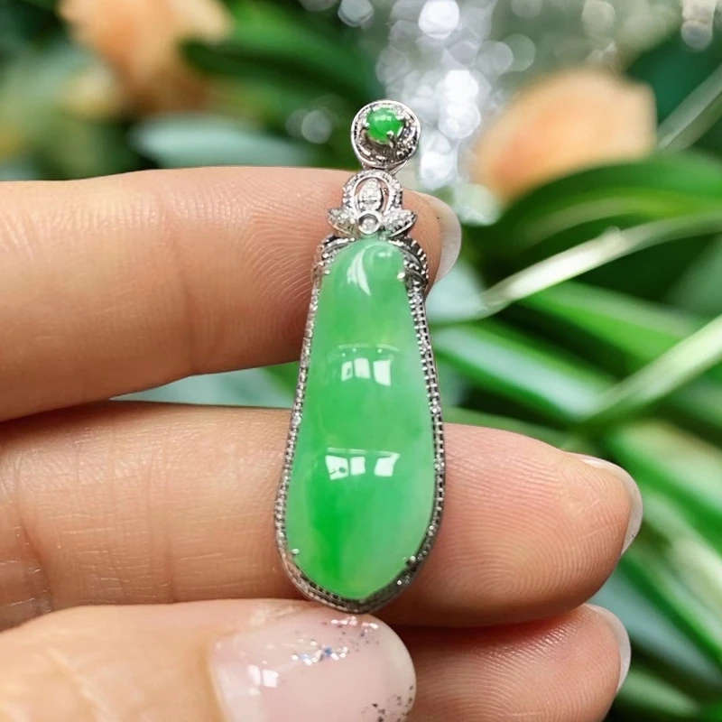 天然A货翡翠福豆吊坠 满色阳绿 18K金满钻豪华镶嵌