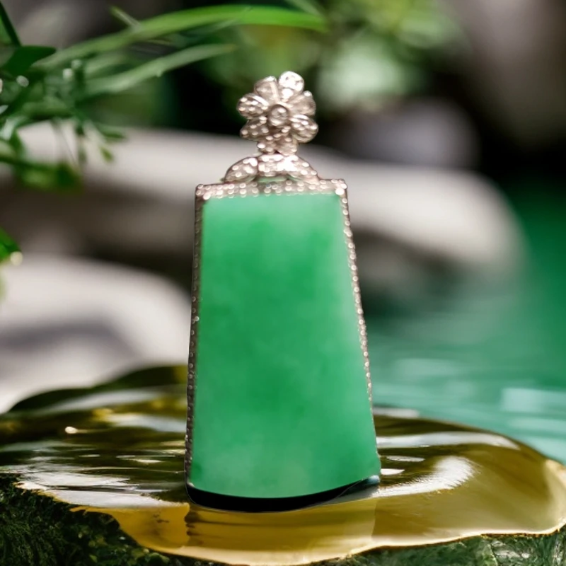 18k金镶嵌翡翠A货果绿色无事牌吊坠