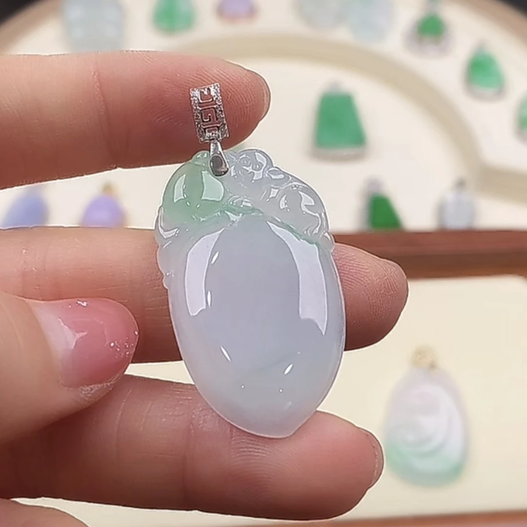 18k金扣头镶嵌天然A货翡翠冰胶吊坠