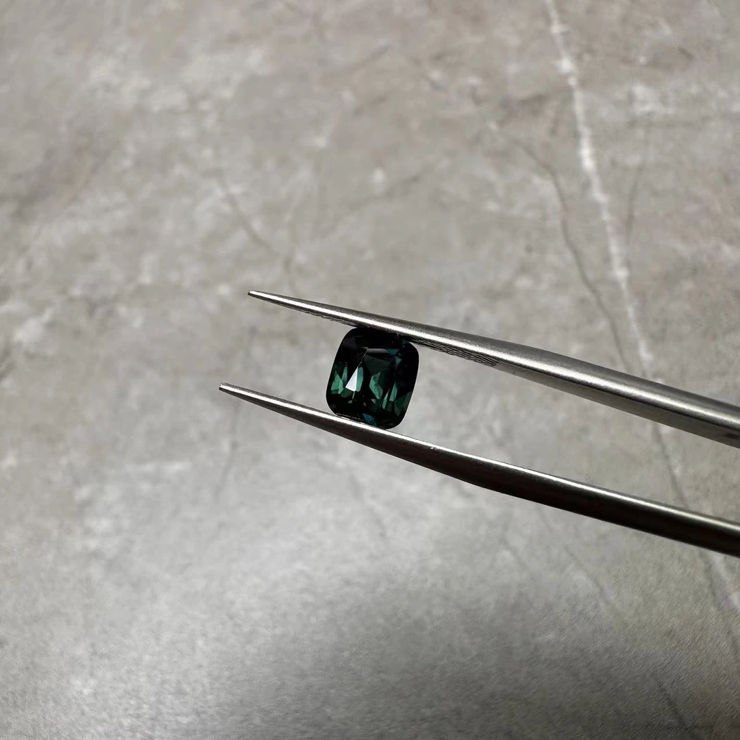 4313-88（0125）绿色蓝宝石 枕形1.27CT