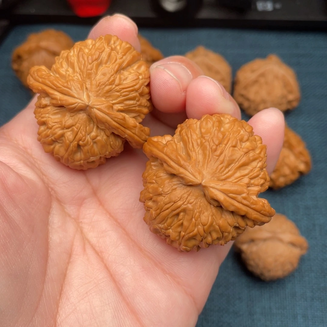 文玩核桃把件全品红皮白狮子42